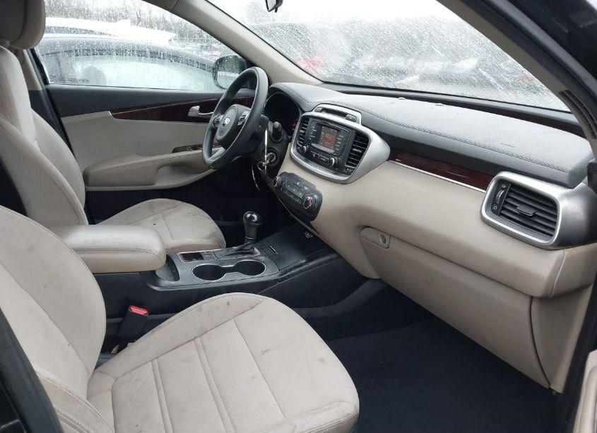 Photo 5 of 2016 Kia Sorento 2.4L LX (VIN 5XYPG4A30GG037225)
