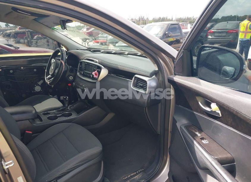 Photo 5 of 2016 Kia Sorento 2.4L LX (VIN 5XYPG4A30GG093200)