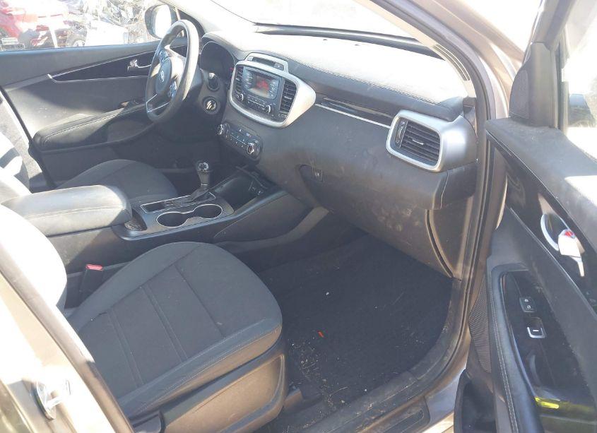 Photo 5 of 2016 Kia Sorento 2.4L L (VIN 5XYPG4A30GG166873)