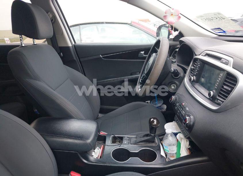 Photo 5 of 2017 Kia Sorento 2.4L LX (VIN 5XYPG4A30HG217662)