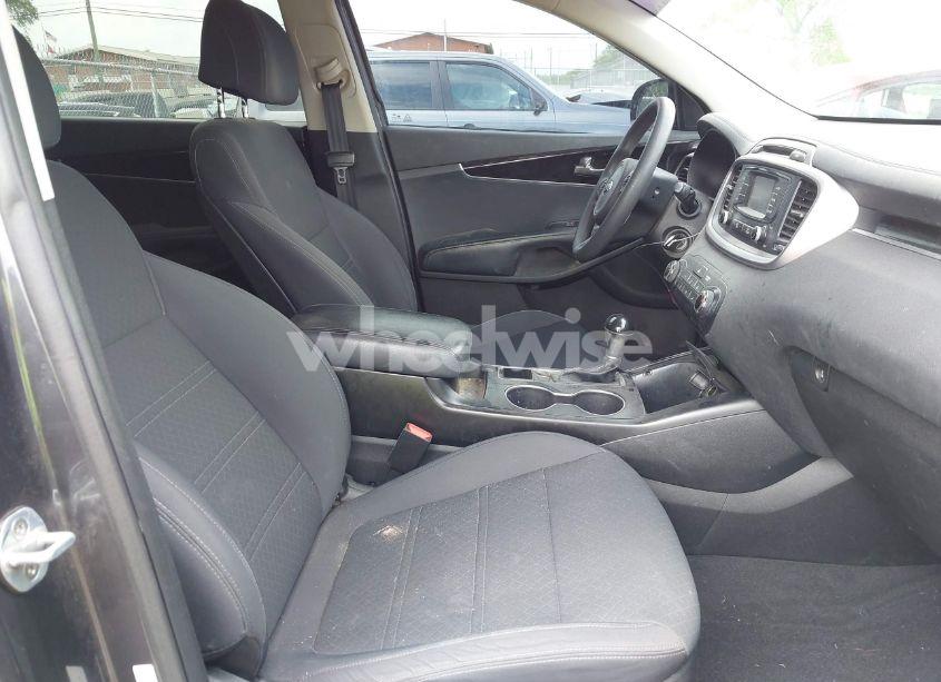 Photo 5 of 2017 Kia Sorento 2.4L LX (VIN 5XYPG4A30HG233327)