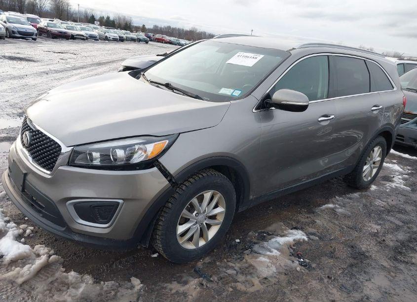 Photo 2 of 2017 Kia Sorento 2.4L LX (VIN 5XYPG4A30HG266909)