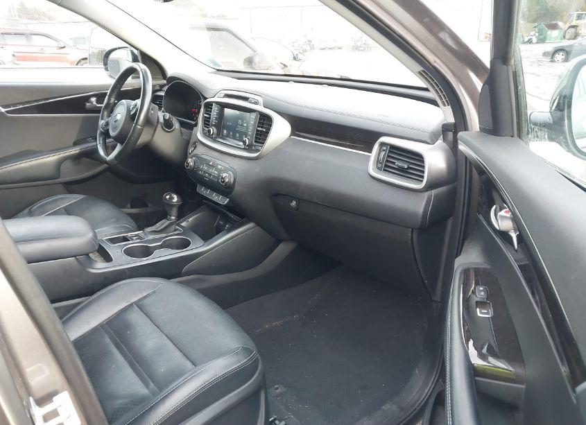 Photo 5 of 2017 Kia Sorento 2.4L LX (VIN 5XYPG4A30HG266909)