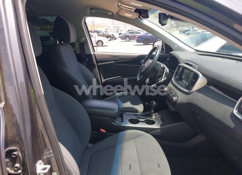 Photo 5 of 2017 Kia Sorento 2.4L LX (VIN 5XYPG4A30HG277019)