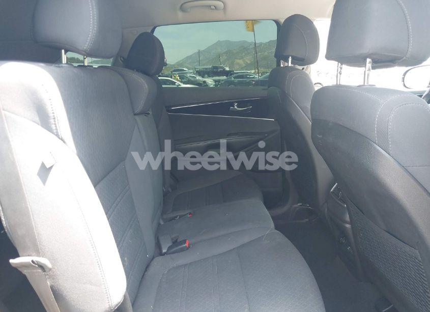 Photo 8 of 2017 Kia Sorento 2.4L LX (VIN 5XYPG4A30HG277019)