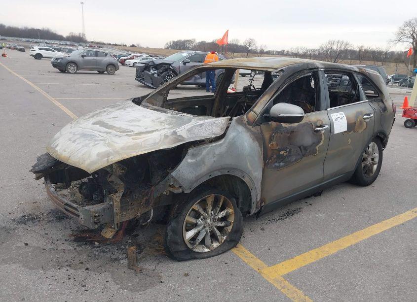 Photo 2 of 2017 Kia Sorento 2.4L L (VIN 5XYPG4A30HG285380)