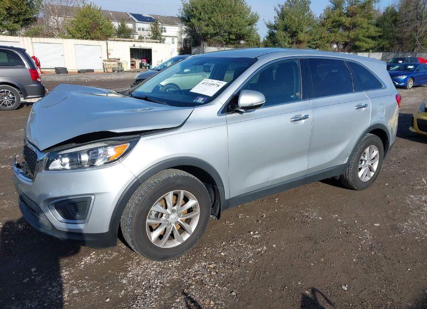 Photo 2 of 2017 Kia Sorento 2.4L L (VIN 5XYPG4A30HG300170)