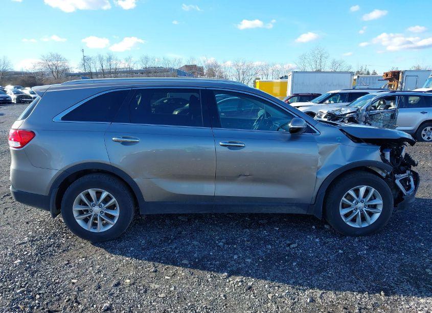 Photo 13 of 2018 Kia Sorento 2.4L LX (VIN 5XYPG4A30JG339525)