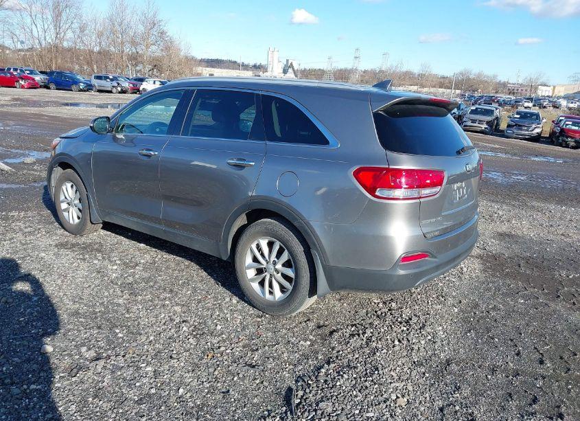 Photo 3 of 2018 Kia Sorento 2.4L LX (VIN 5XYPG4A30JG339525)