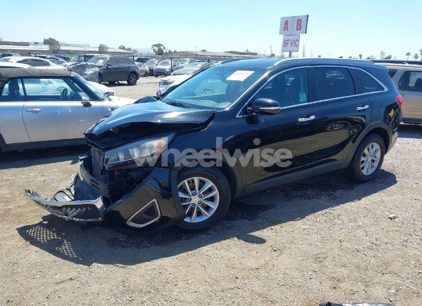 Photo 2 of 2018 Kia Sorento 2.4L LX (VIN 5XYPG4A30JG347530)