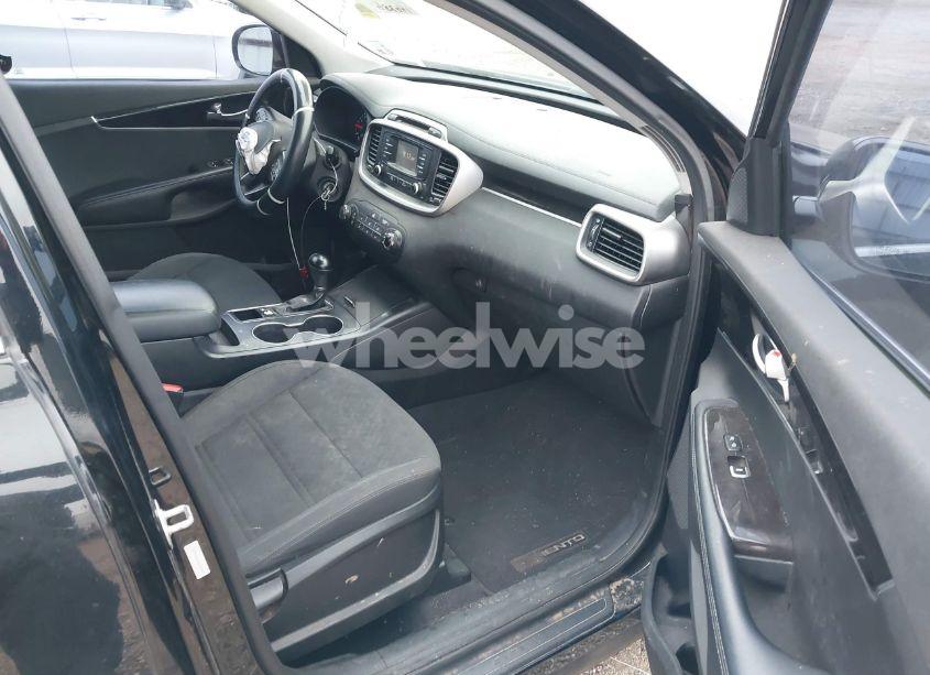 Photo 5 of 2018 Kia Sorento 2.4L L (VIN 5XYPG4A30JG350105)