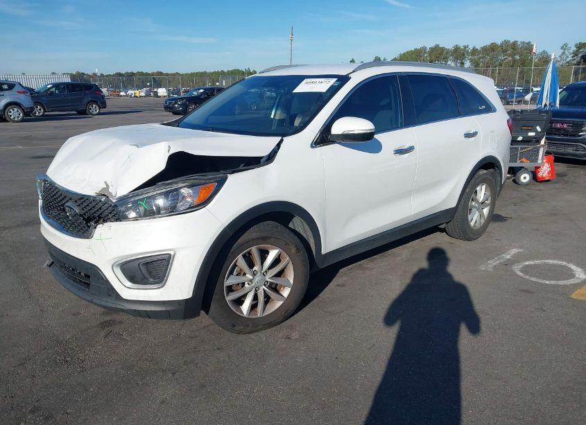 Photo 2 of 2018 Kia Sorento 2.4L LX (VIN 5XYPG4A30JG395061)
