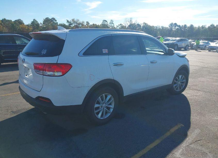 Photo 4 of 2018 Kia Sorento 2.4L LX (VIN 5XYPG4A30JG395061)