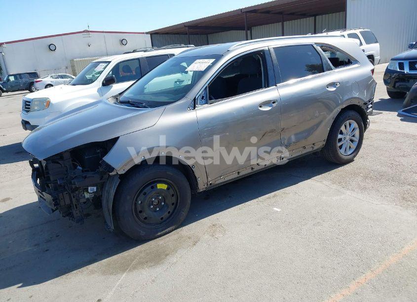 Photo 2 of 2018 Kia Sorento 2.4L LX (VIN 5XYPG4A30JG423344)