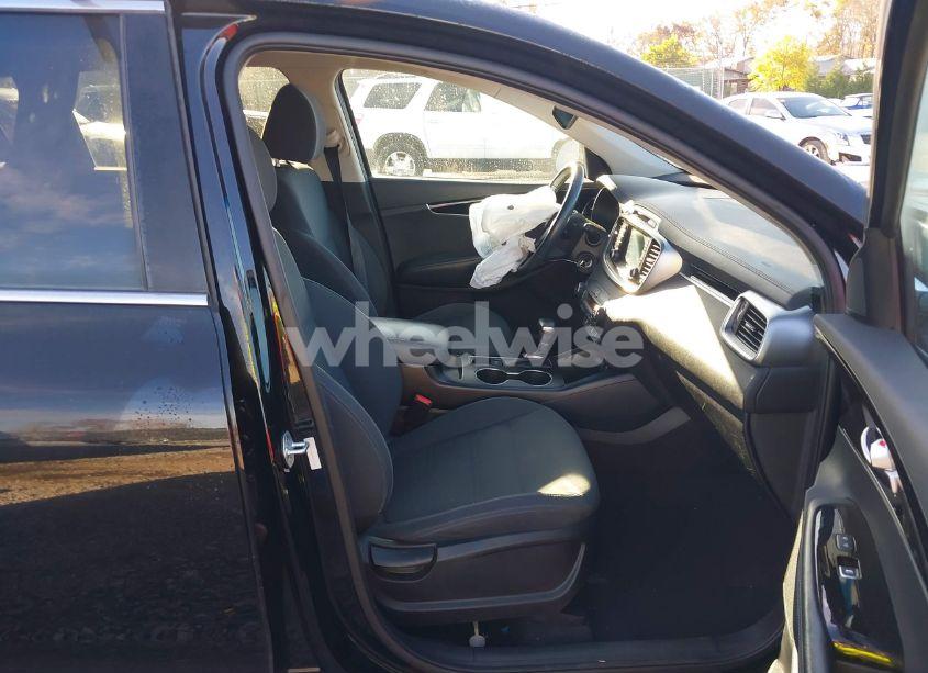Photo 5 of 2019 Kia Sorento 2.4L LX (VIN 5XYPG4A30KG530542)