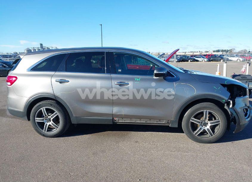 Photo 13 of 2016 Kia Sorento 2.4L L (VIN 5XYPG4A31GG018912)