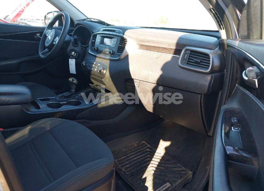 Photo 5 of 2016 Kia Sorento 2.4L L (VIN 5XYPG4A31GG018912)