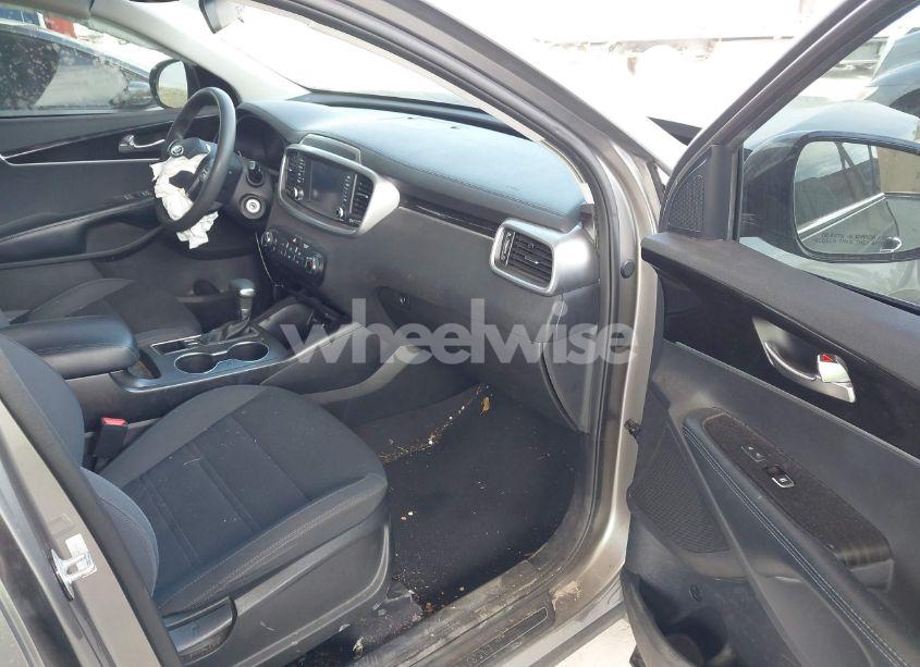Photo 5 of 2019 Kia Sorento 2.4L LX (VIN 5XYPG4A31KG543915)