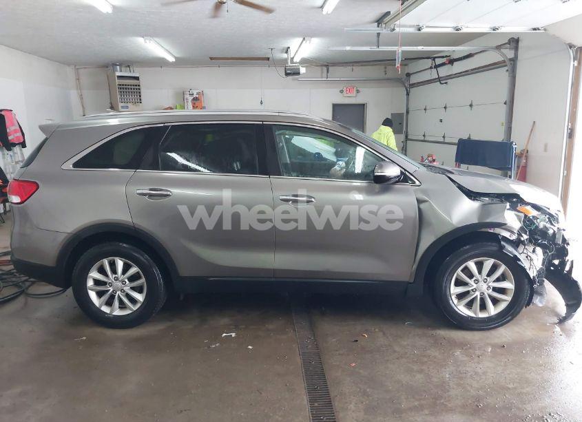 Photo 13 of 2016 Kia Sorento 2.4L LX (VIN 5XYPG4A32GG030616)