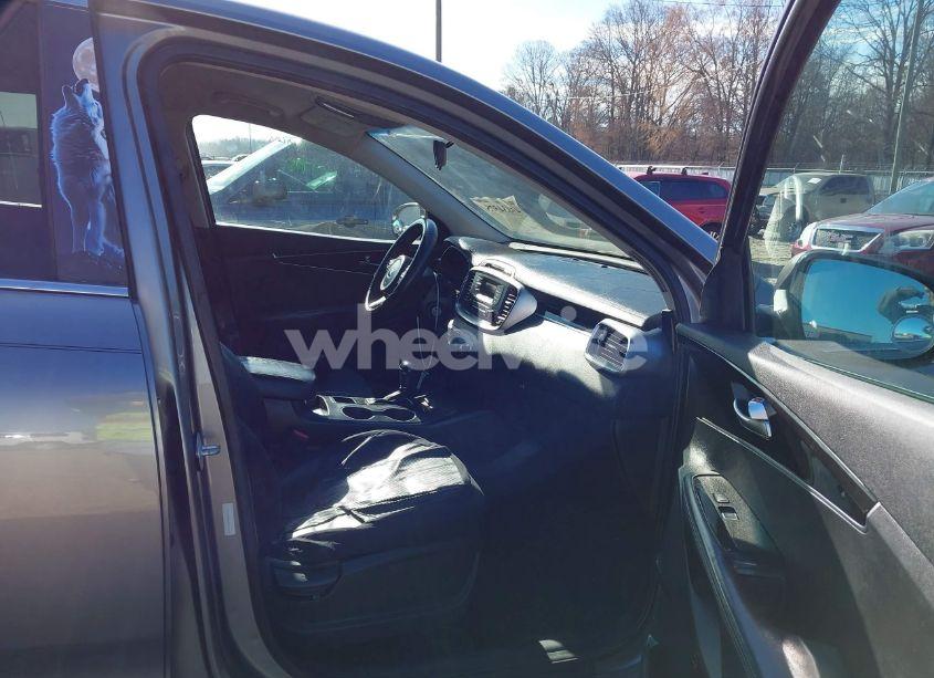 Photo 5 of 2016 Kia Sorento 2.4L L (VIN 5XYPG4A32GG115679)