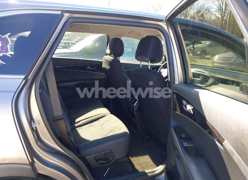 Photo 8 of 2016 Kia Sorento 2.4L L (VIN 5XYPG4A32GG115679)