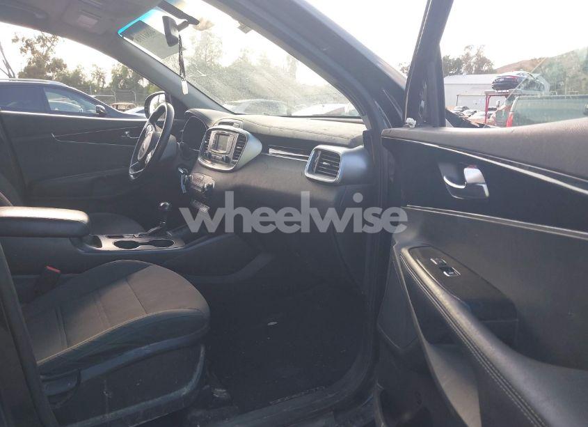 Photo 5 of 2016 Kia Sorento 2.4L LX (VIN 5XYPG4A32GG119134)