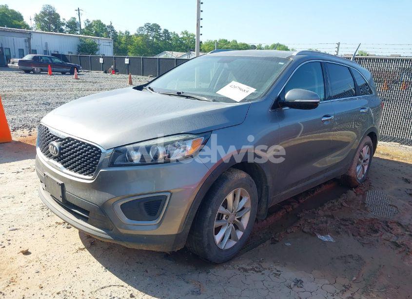 Photo 2 of 2017 Kia Sorento 2.4L LX (VIN 5XYPG4A32HG294131)