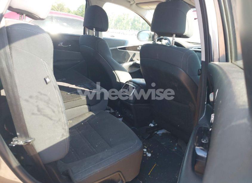 Photo 8 of 2017 Kia Sorento 2.4L LX (VIN 5XYPG4A32HG294131)