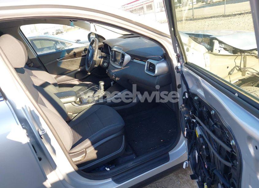 Photo 5 of 2019 Kia Sorento 2.4L LX (VIN 5XYPG4A32KG514634)