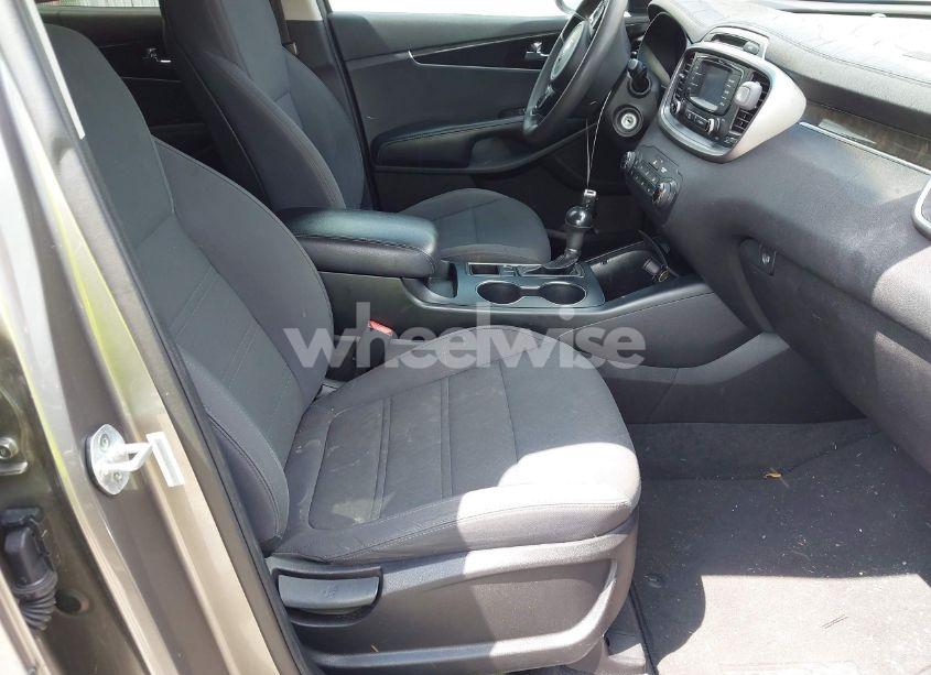 Photo 5 of 2016 Kia Sorento 2.4L LX (VIN 5XYPG4A33GG014912)