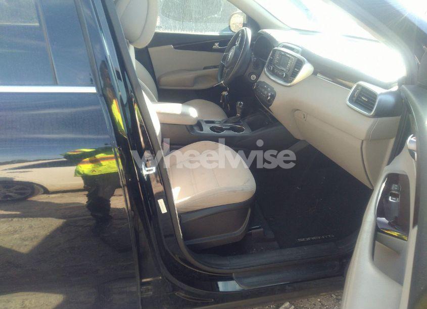 Photo 5 of 2016 Kia Sorento 2.4L LX (VIN 5XYPG4A33GG036537)