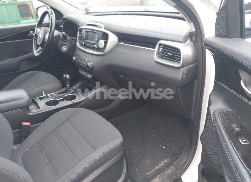 Photo 5 of 2016 Kia Sorento 2.4L LX (VIN 5XYPG4A33GG053905)