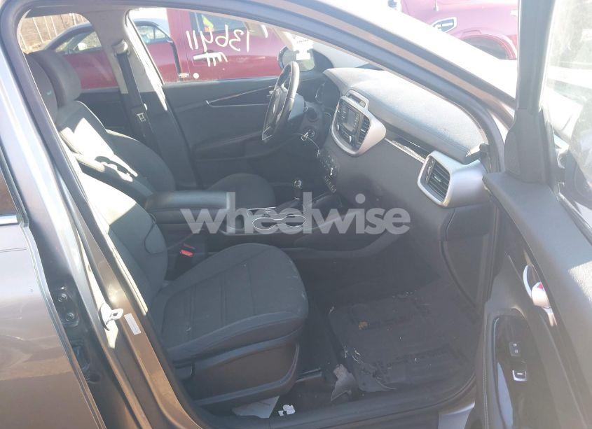 Photo 5 of 2016 Kia Sorento 2.4L LX (VIN 5XYPG4A33GG104352)