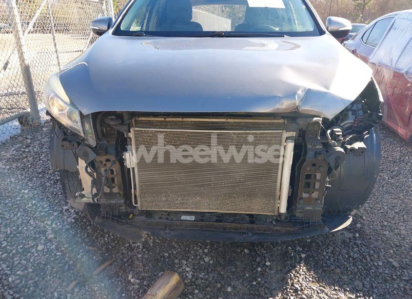 Photo 6 of 2016 Kia Sorento 2.4L L (VIN 5XYPG4A33GG149310)