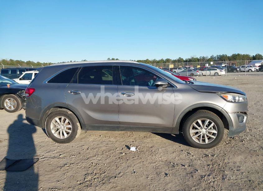 Photo 13 of 2016 Kia Sorento 2.4L LX (VIN 5XYPG4A33GG173042)