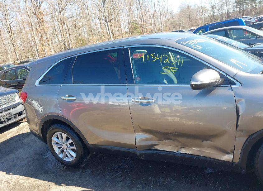 Photo 13 of 2017 Kia Sorento 2.4L L (VIN 5XYPG4A33HG209703)