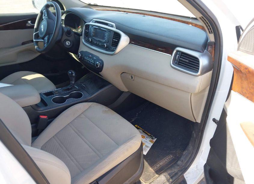 Photo 5 of 2017 Kia Sorento 2.4L LX (VIN 5XYPG4A33HG237789)