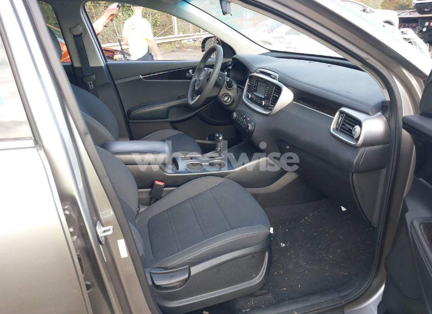 Photo 5 of 2017 Kia Sorento 2.4L LX (VIN 5XYPG4A33HG265382)