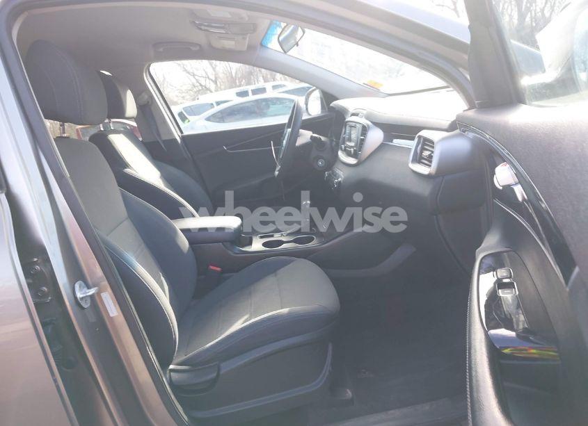 Photo 5 of 2017 Kia Sorento 2.4L LX (VIN 5XYPG4A33HG268167)