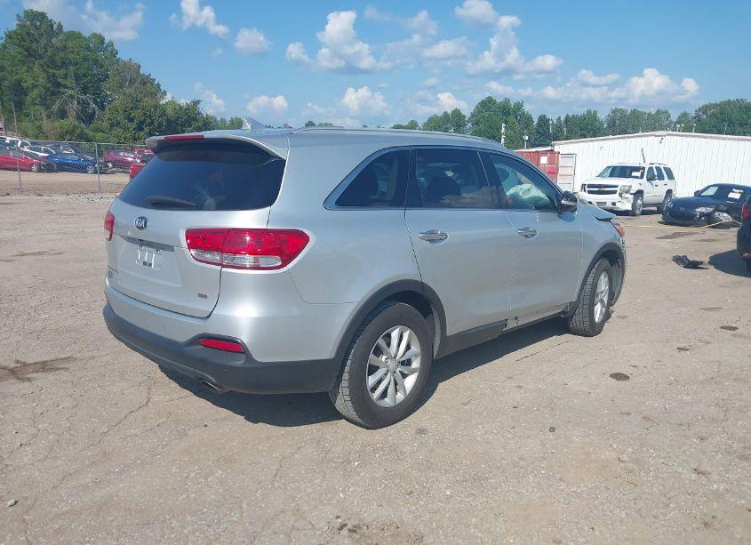 Photo 4 of 2018 Kia Sorento 2.4L LX (VIN 5XYPG4A33JG413858)