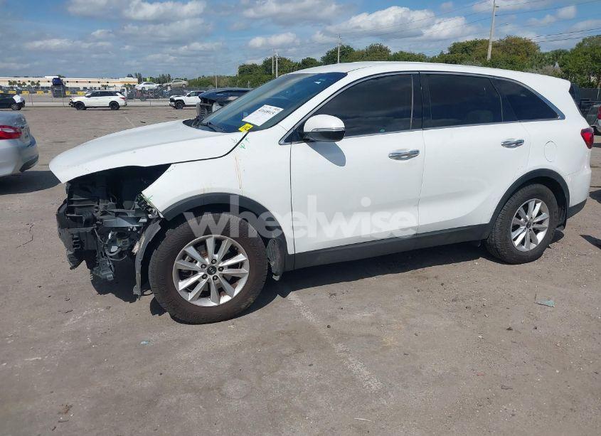 Photo 2 of 2019 Kia Sorento 2.4L LX (VIN 5XYPG4A33KG439104)