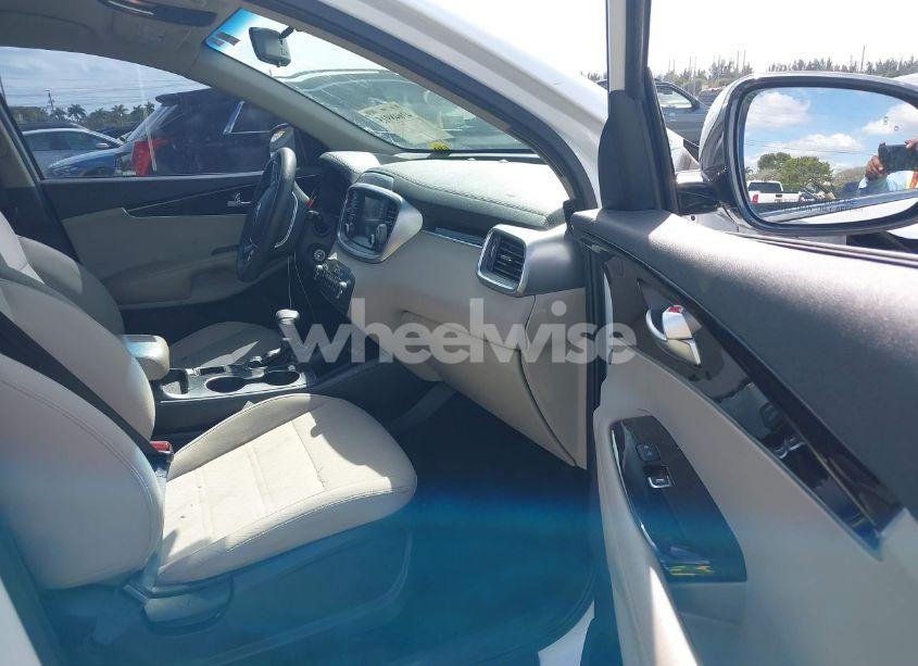 Photo 5 of 2019 Kia Sorento 2.4L LX (VIN 5XYPG4A33KG439104)