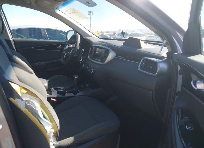 Photo 5 of 2019 Kia Sorento 2.4L LX (VIN 5XYPG4A33KG517302)