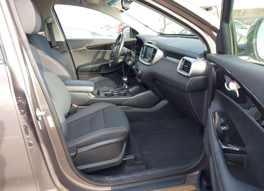 Photo 5 of 2019 Kia Sorento 2.4L LX (VIN 5XYPG4A33KG548128)