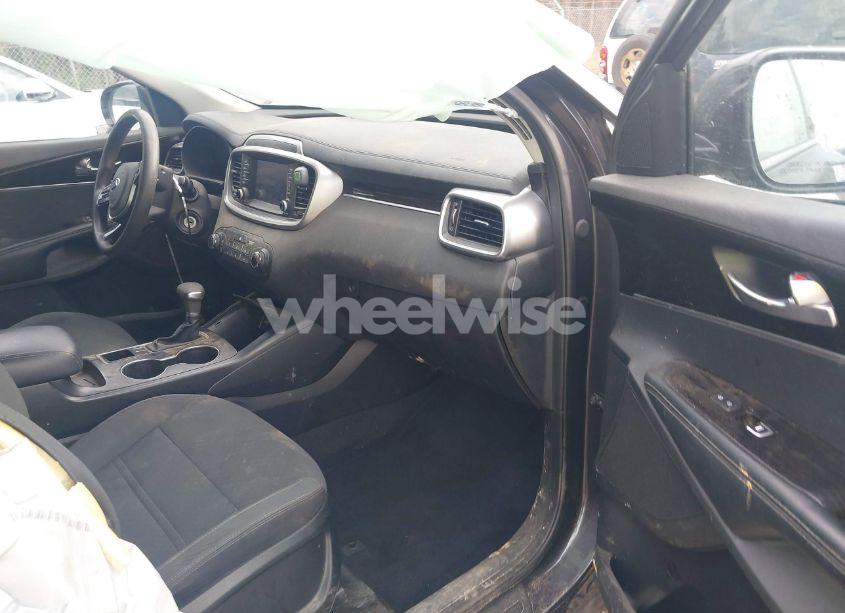 Photo 5 of 2019 Kia Sorento 2.4L LX (VIN 5XYPG4A33KG556309)
