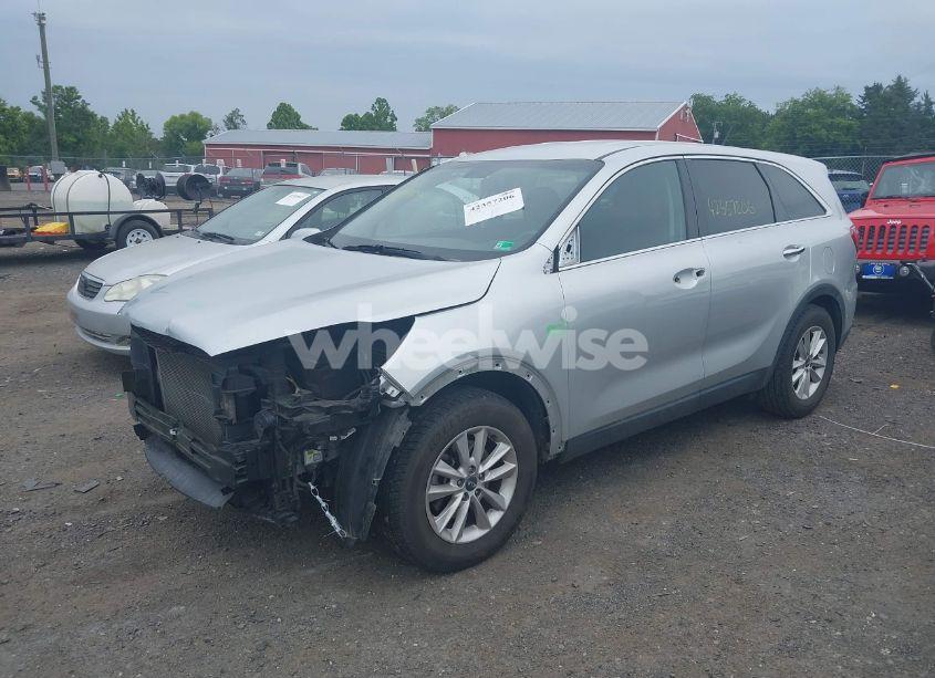 Photo 2 of 2020 Kia Sorento 2.4L L (VIN 5XYPG4A33LG680825)
