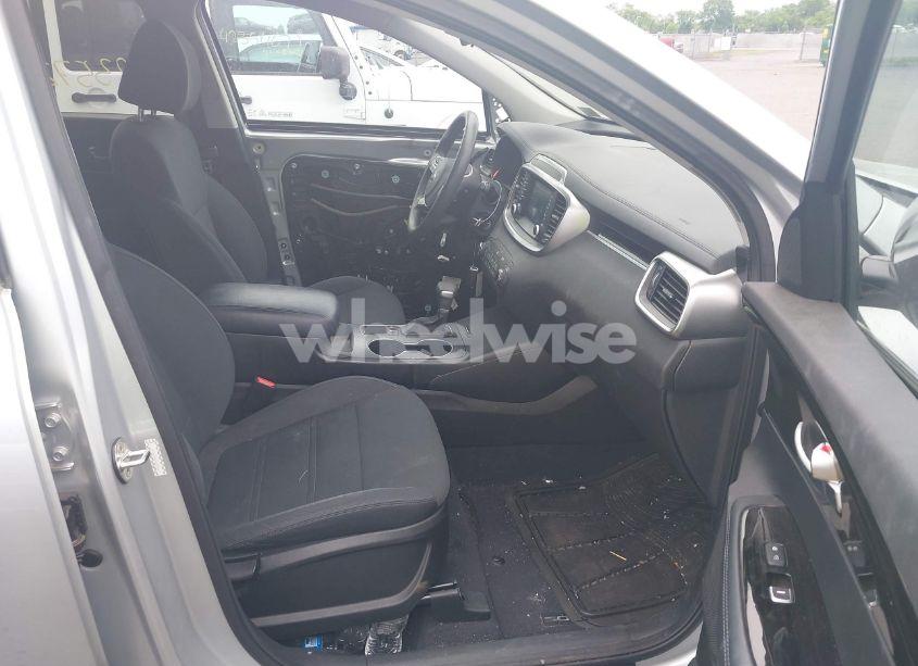 Photo 5 of 2020 Kia Sorento 2.4L L (VIN 5XYPG4A33LG680825)