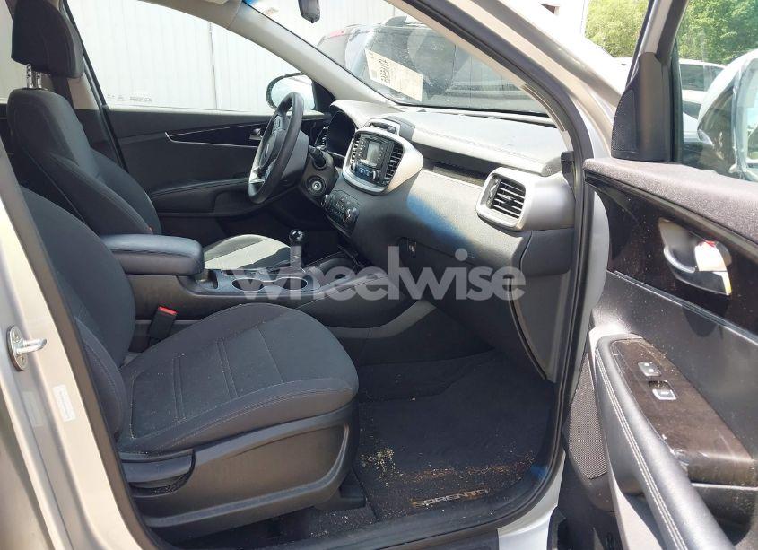 Photo 5 of 2017 Kia Sorento 2.4L LX (VIN 5XYPG4A34HG265018)