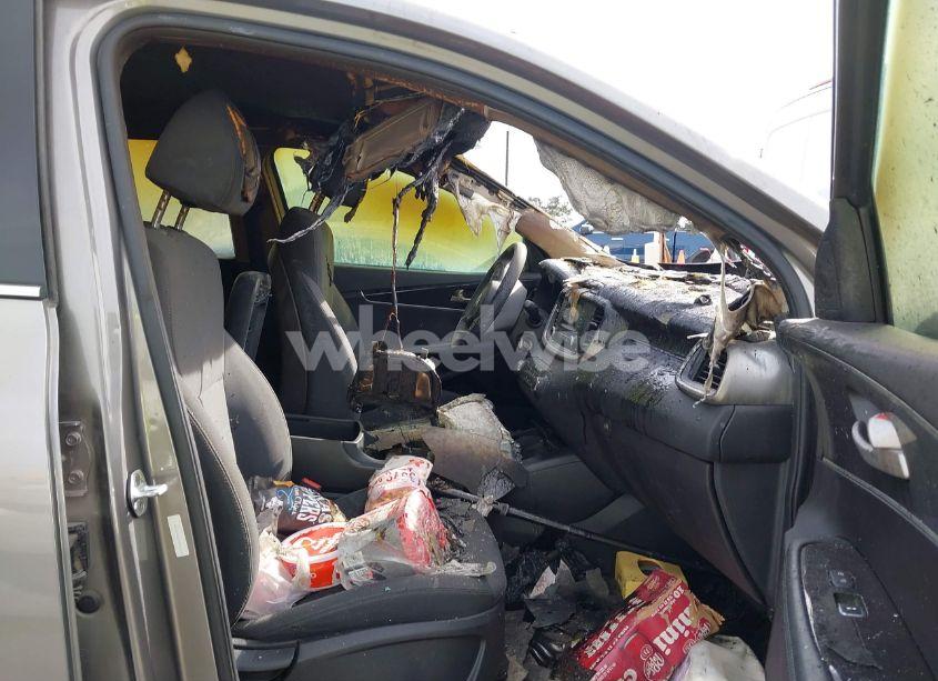 Photo 5 of 2018 Kia Sorento 2.4L L (VIN 5XYPG4A34JG411049)