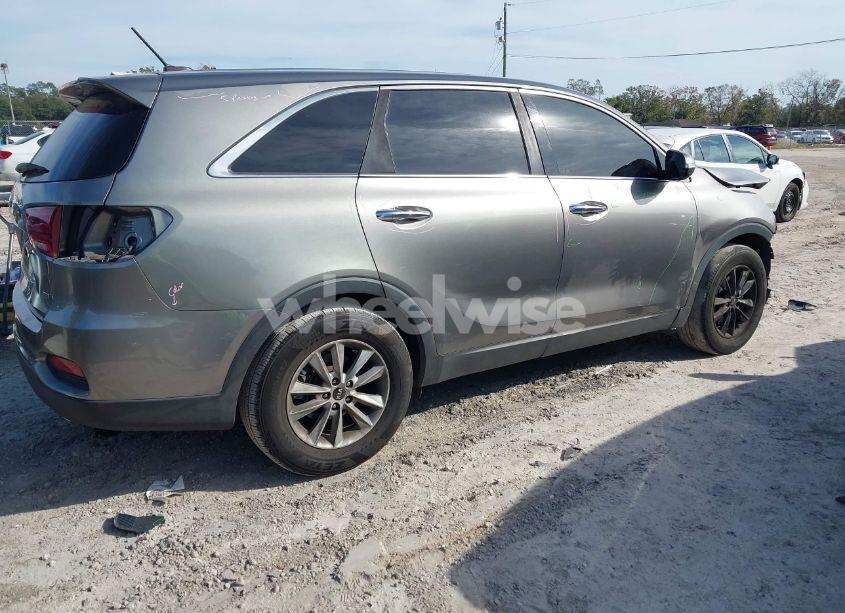 Photo 4 of 2019 Kia Sorento 2.4L LX (VIN 5XYPG4A34KG480258)
